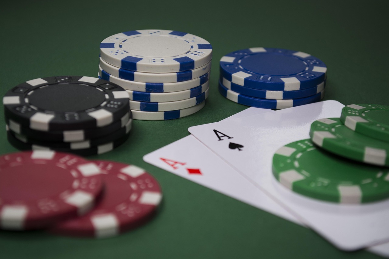Mesa de blackjack online com cartas e fichas para ilustrar regras, apostas e segurança no jogo