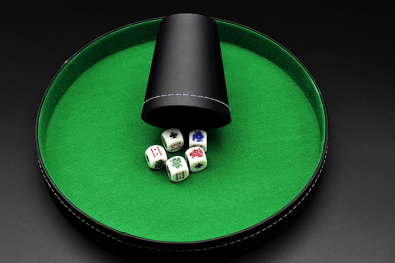 Mesa de poker online com cartas e fichas representando estratégia, probabilidades e gestão de banca