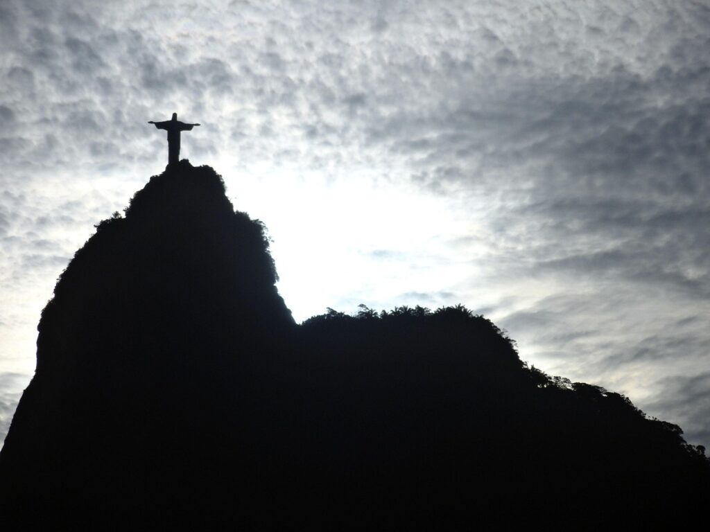 Cassino online no Rio de Janeiro: tendências, segurança e preferências locais 2 Jogador no Rio de Janeiro acessando cassino online pelo celular