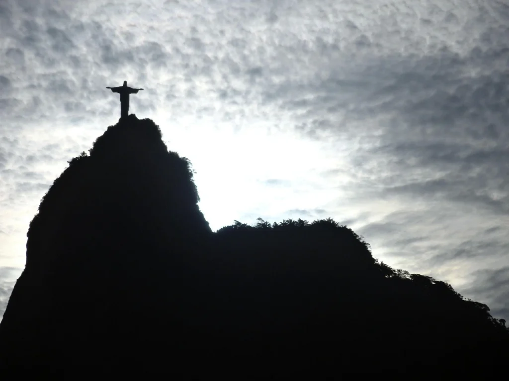 Cassino online no Rio de Janeiro: tendências, segurança e preferências locais 2 Jogador no Rio de Janeiro acessando cassino online pelo celular