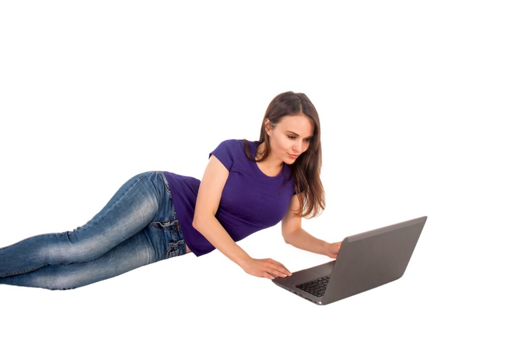 Mesa de poker online em notebook com cartas e fichas